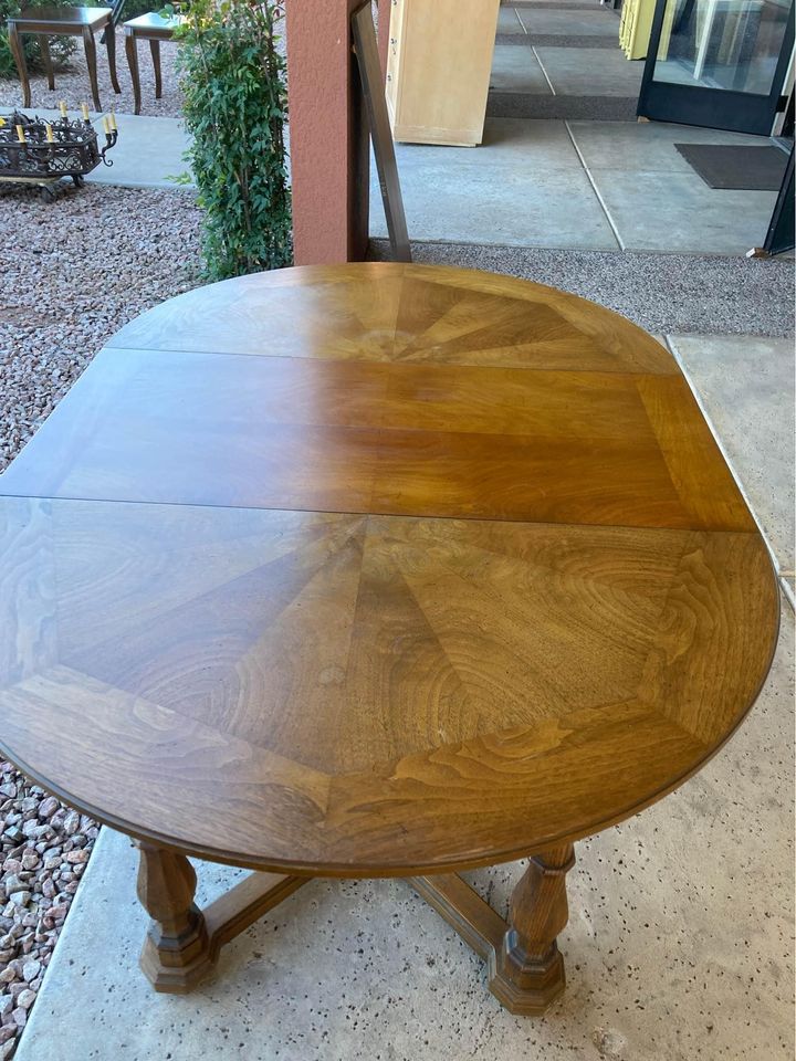 Henredon round dining table with leaf
