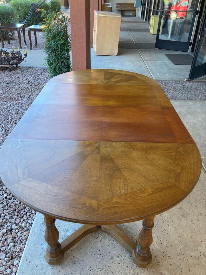 Henredon round dining table with two leaves