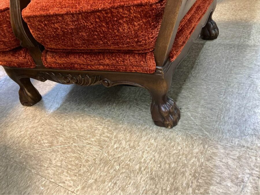 Oversize Lion Back Armchair feet