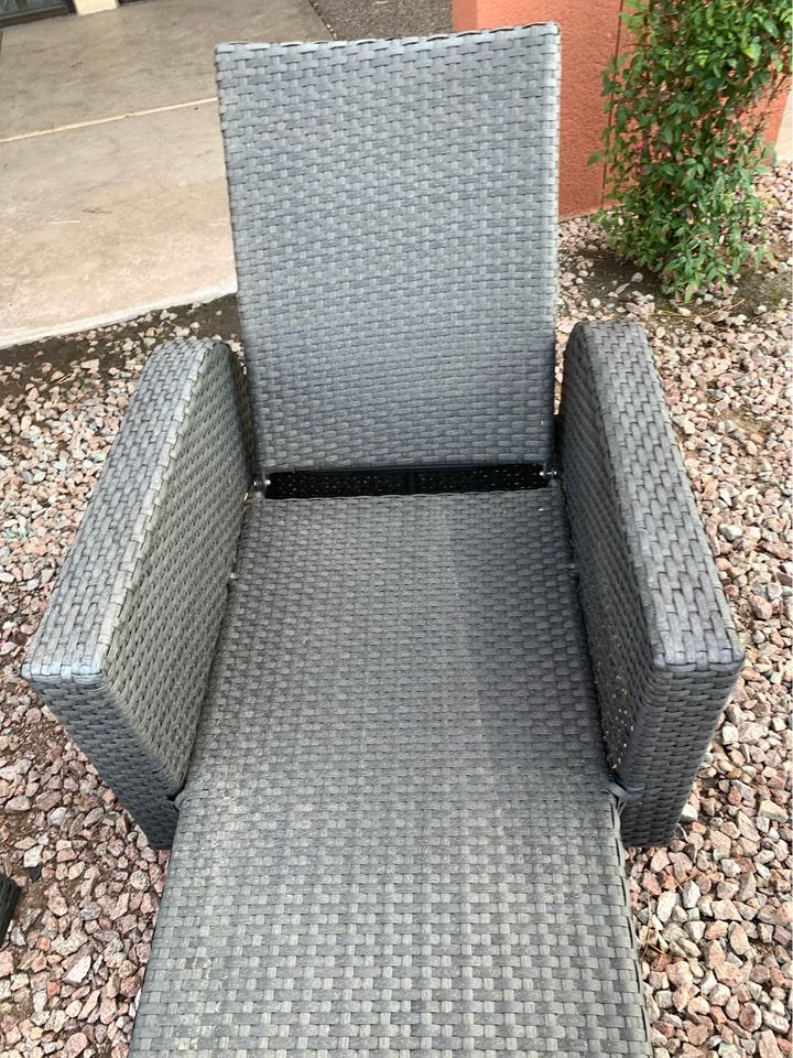 Patio Lounge Chairs with Table no cushion