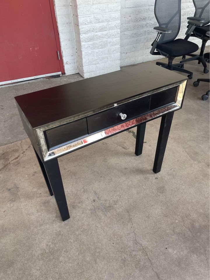 Small Entry Table with Mirrorred Edge Got Legs Furniture Décor