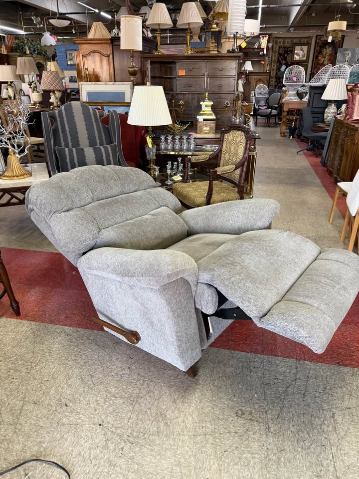 Oversized La-Z-Boy Recliner angle Oversized La-Z-Boy Recliner